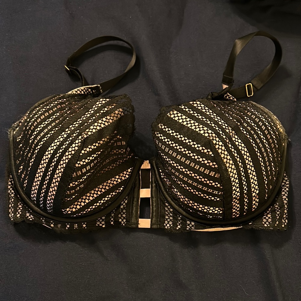 VS lined plunge balconette bra. 36DD. Worn once. Smoke free home.